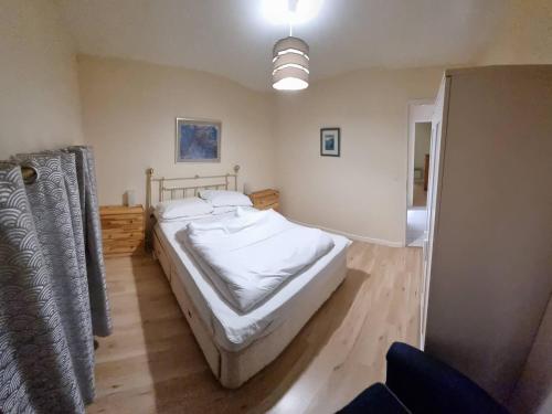 um quarto com uma cama grande num quarto em Maison Villard-de-Lans, 5 pièces, 8 personnes - FR-1-548-27 em Villard-de-Lans