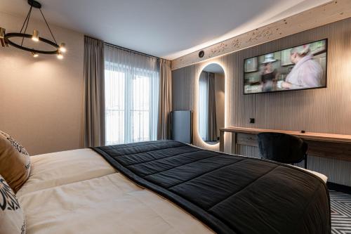 Una televisión o centro de entretenimiento en Aparthotel Zakopane