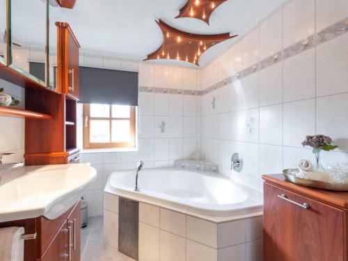 baño con bañera grande y lavamanos en Property in Saalfelden en Saalfelden am Steinernen Meer