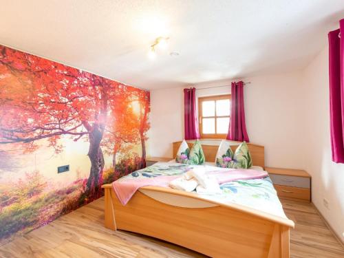 1 dormitorio con una gran pintura en la pared en Property in Saalfelden, en Saalfelden am Steinernen Meer