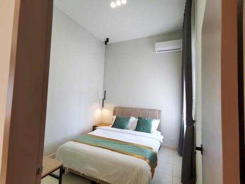 Ένα ή περισσότερα κρεβάτια σε δωμάτιο στο S H Homestay Bagan Lalang