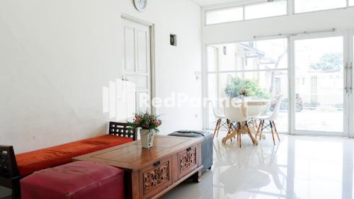 a living room with a couch and a table at El Dhiya Syariah Karawaci RedPartner in Tangerang