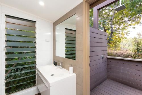 bagno con lavandino e specchio di The Billi Resort a Broome