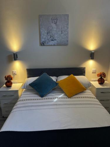 1 dormitorio con 1 cama con 3 almohadas en Pods of Kings Cross -1 en Londres