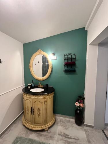 a bathroom with a sink and a mirror at Smaragd in Doba