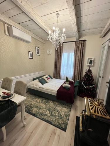 um quarto com uma cama e uma árvore de Natal em Smaragd em Doba