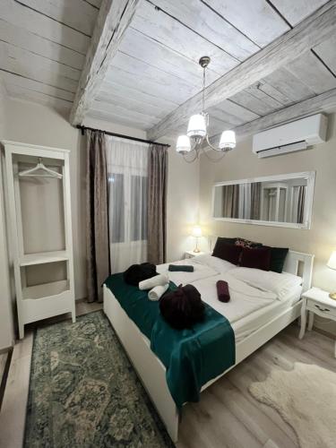 a bedroom with a large bed in a room at Smaragd in Doba