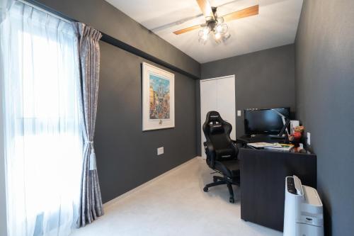 an office with a desk and a chair and a window at Japan Hinata Hotel 池下駅 1番出口 徒歩2分 1LDK 50平米 8名 in Nagoya