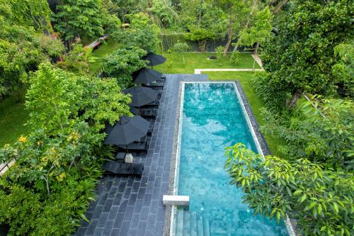 an overhead view of a swimming pool with umbrellas at Splendour Residence in Balapitiya