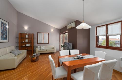 波雷奇的住宿－Biba Lux，客厅配有木桌和白色椅子