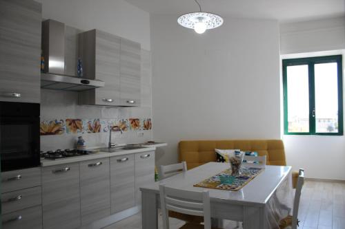 Cucina o angolo cottura di VerdeMare Charming accommodation in Vietri Sul Mare - Amalfi coast