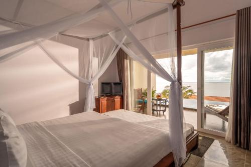 Postel nebo postele na pokoji v ubytování Sea Sense Resort