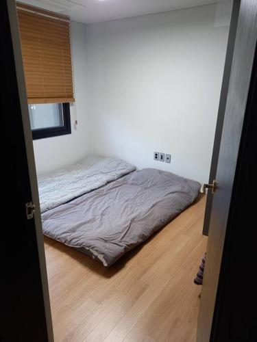 Ένα ή περισσότερα κρεβάτια σε δωμάτιο στο Sogobe Jeju House