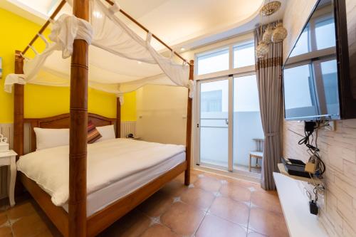 Rúm í herbergi á Rococo Homestay