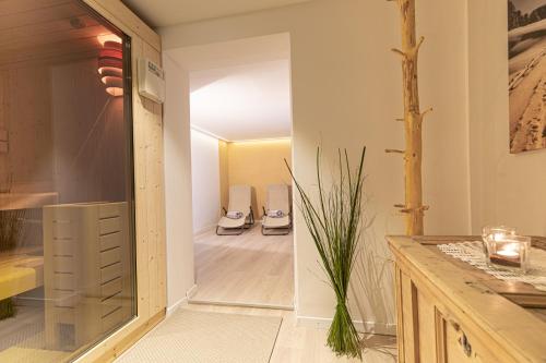 Habitación con un pasillo con una puerta que conduce a la cocina en Residence Alpenrose en Bressanone