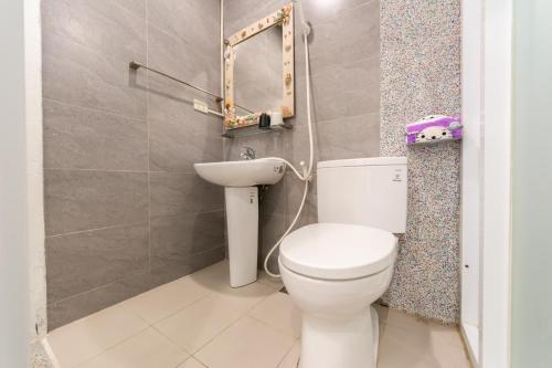 Bilik mandi di Rococo Homestay