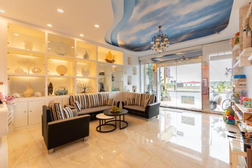 salon z kanapami i żyrandolem w obiekcie Rococo Homestay w mieście Hengchun Old Town