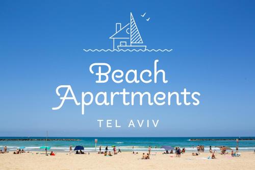 eine Gruppe von Menschen am Strand mit dem Meer in der Unterkunft 12 Shimon HaTzadik - By Beach Apartments TLV in Tel Aviv