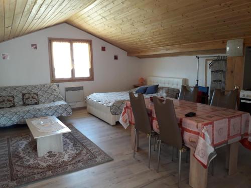 Cette chambre comprend un lit, une table et des chaises. dans l'établissement Appartement Nicole BENKOVAC, à Benkovac