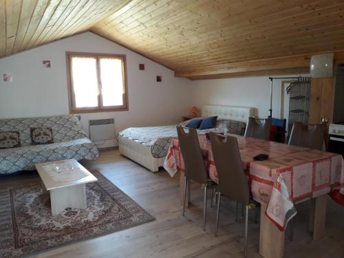 Pokój z łóżkiem, stołem i krzesłami w obiekcie Appartement Nicole BENKOVAC w mieście Benkovac