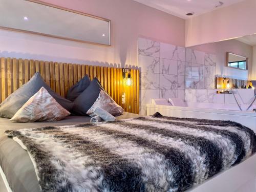 um quarto com uma cama grande e um espelho em Le Nid de la Chouette - Gare & Cité by Apparts Spa Dijon em Dijon