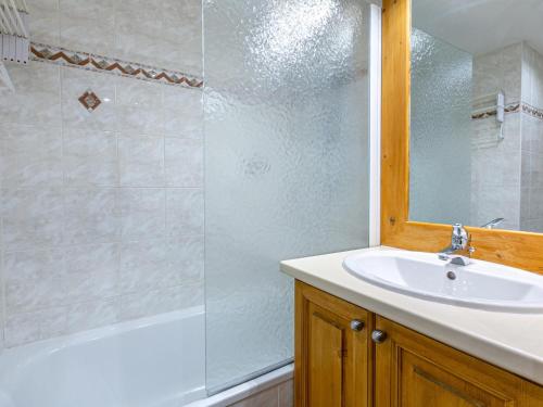 une salle de bain avec un lavabo et une douche dans l'établissement Studio skis aux pieds à la Daille, Val-d'Isère - 3 pers, balcon sud, animaux acceptés - FR-1-694-179, à Val dʼIsère