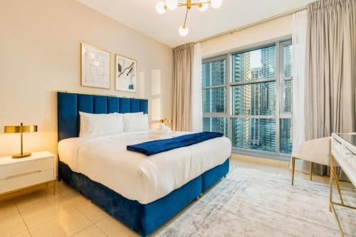 Postel nebo postele na pokoji v ubytování Luxurious Stay with Opera & Fountains Views
