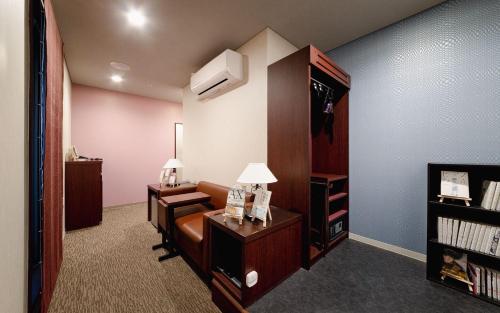 東京にあるNo, 2 Taniji Building - Vacation STAY 92282vのベッド、デスク(ランプ付)が備わる客室です。