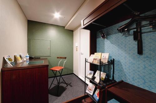 東京にあるNo, 2 Taniji Building - Vacation STAY 91383vの表彰台とチョーク板のある教室付きの部屋