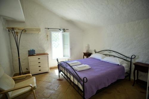 1 dormitorio con 1 cama, 1 silla y 1 ventana en Kite Hostel Stagnone, en Marsala