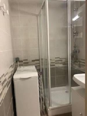 une salle de bain avec une douche, des toilettes et un lavabo dans l'établissement HOUNTANET appart 5 personnes vue montagne avec jardin, à Saint-Lary-Soulan