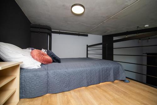 sypialnia z łóżkiem z poduszkami w obiekcie Studia przy lotnisku od WroclawApartament-pl we Wrocławiu