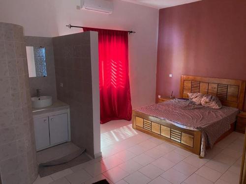 Ένα ή περισσότερα κρεβάτια σε δωμάτιο στο Magnifique villa avec piscine à Somone au Sénégal