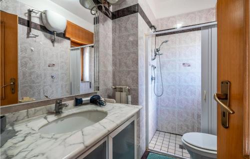 een badkamer met een wastafel, een toilet en een douche bij Casa Francioso in Carovigno