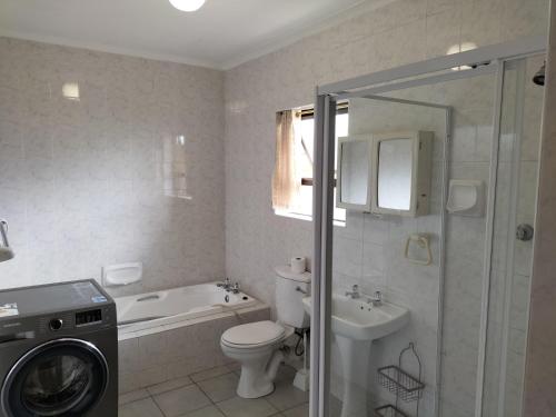 Un baño con lavadora y lavadora. en 15 on 11th Summerstrand, en Summerstrand
