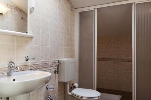 a bathroom with a toilet and a sink at Montefiore Casa Vacanze in Lamporecchio
