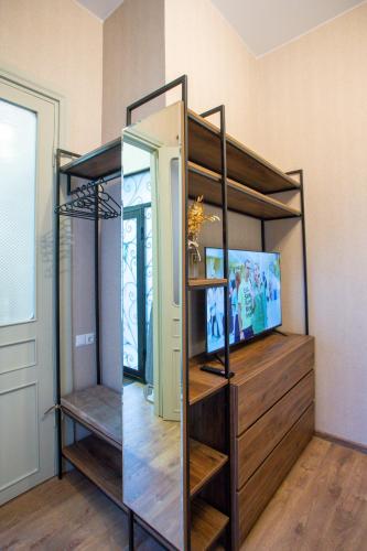 a room with a room with a tv in a room at Nino's Cosy Apartment in Kutaisi