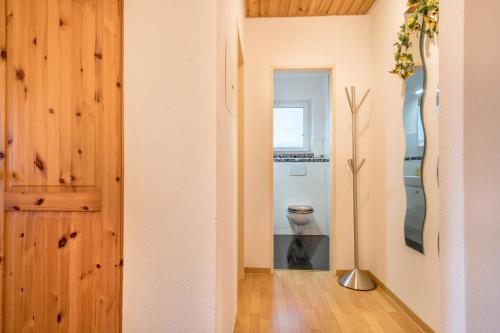 un corridoio con servizi igienici in camera. di Ferienwohnung Sonnenschein a Langenargen