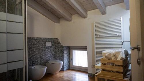 a bathroom with a tub and a toilet in a room at Residenze Umberto I in Mantova