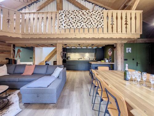 un salon avec un canapé et une table dans l'établissement GREEN MARMOTTES 2 - Appartement 6 a 8 personnes pied des pistes, à Saint-Jean-dʼAulps