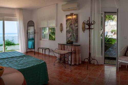 sypialnia z łóżkiem i widokiem na ocean w obiekcie Mediterranean Villa - Sea Views & Heatable Pool w mieście Benalmádena