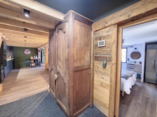 Cette chambre comprend une grande porte en bois. dans l'établissement GREEN MARMOTTES 2 - Appartement 6 a 8 personnes pied des pistes, à Saint-Jean-dʼAulps