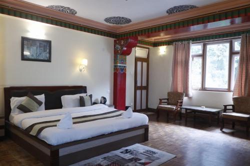 um quarto com uma cama grande num quarto em Hotel De Villa Gangtok em Gangtok