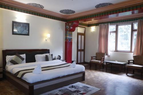 a bedroom with a large bed in a room at Hotel De Villa Gangtok in Gangtok