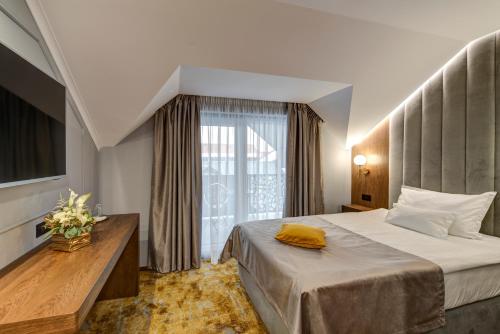 um quarto de hotel com uma cama e uma janela em Pension Montana Popa em Blaj