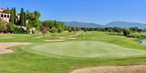 uma vista para um campo de golfe com um verde em Cardedeu Circuit apartment em Cardedeu