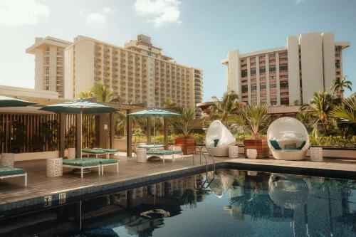 Bazén v ubytování OUTRIGGER Waikiki Beachcomber Hotel nebo v jeho okolí
