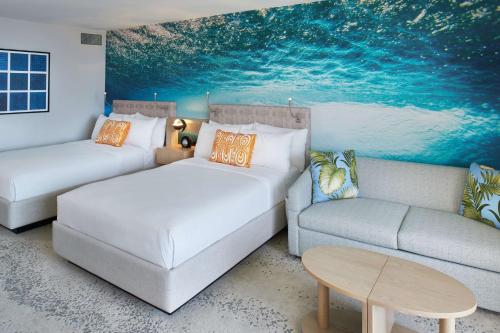 Postel nebo postele na pokoji v ubytování OUTRIGGER Waikiki Beachcomber Hotel
