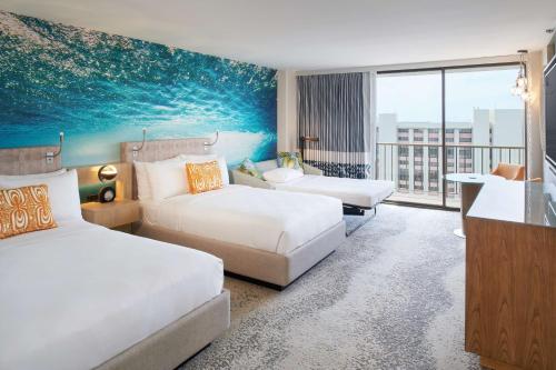 Postel nebo postele na pokoji v ubytování OUTRIGGER Waikiki Beachcomber Hotel