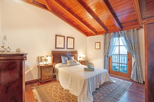 - une chambre avec un lit et une fenêtre dans l'établissement Casa La Victoria, à La Victoria de Acentejo
